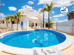 MAGNIFICANT VILLA HEATED SWIMMING POOL, FREE WIFI
